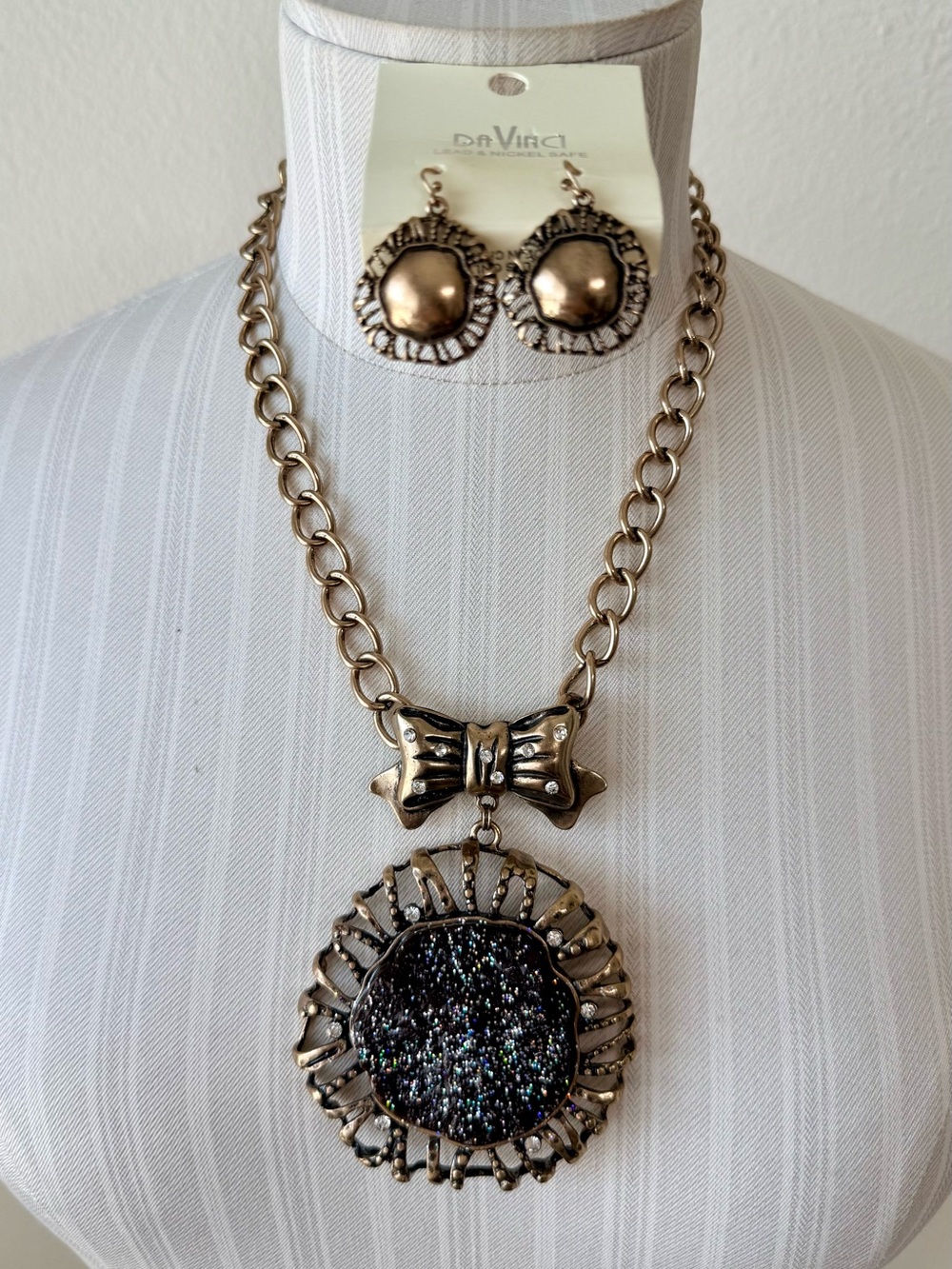 DaVinci Vintage Style Statement Necklace Earrings Set Glitter Bow Antique Bronze